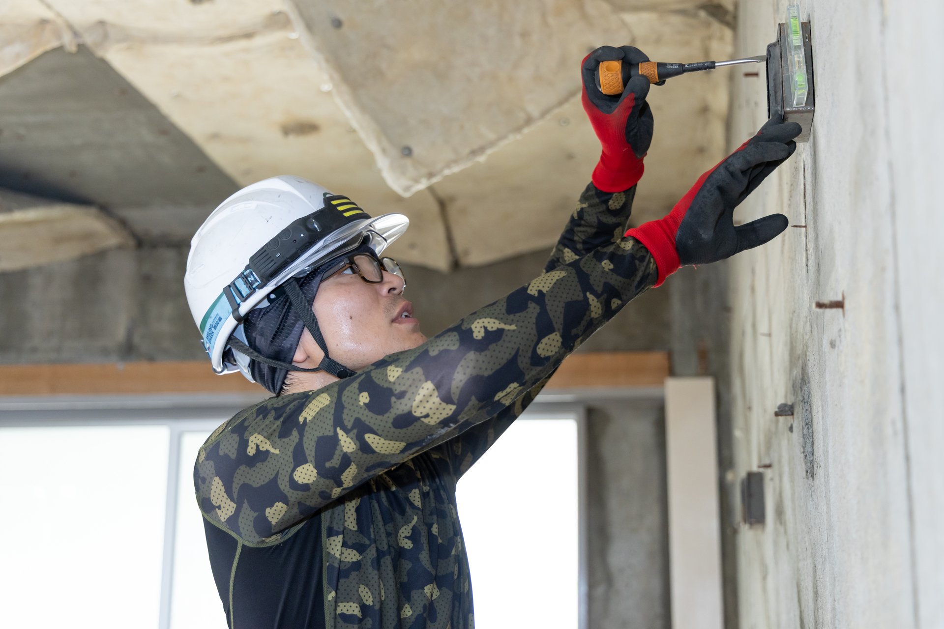 インターホン取付作業中