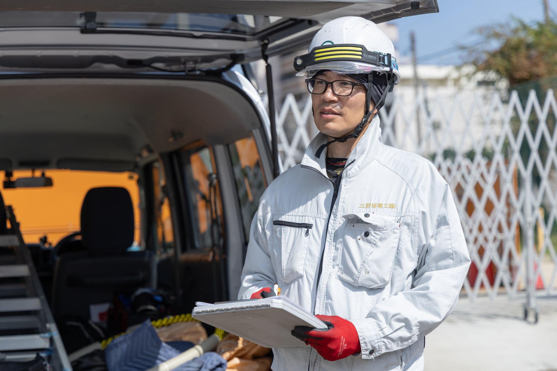 クリップボードで点検確認を行うスタッフ