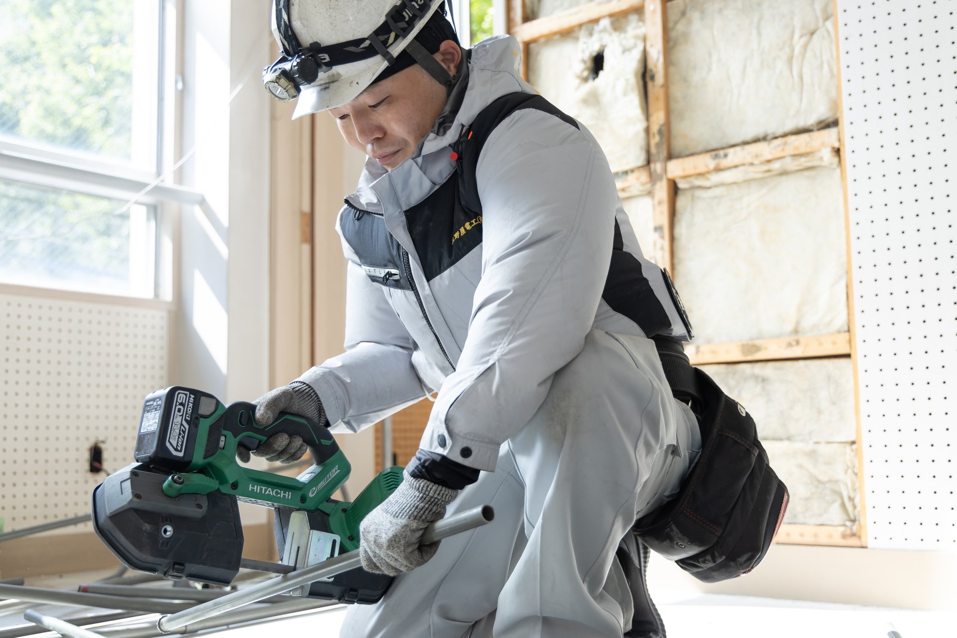 電動工具で丁寧に施工するスタッフ